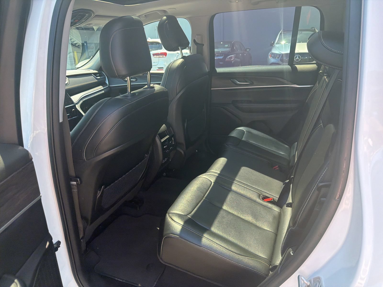 Used 2023 Jeep Grand Cherokee Limited AWD/4WD image 17