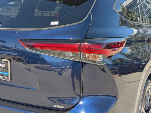 Used 2024 Toyota Highlander XSE FWD image 12
