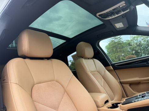 Used 2018 Porsche Macan AWD/4WD image 27
