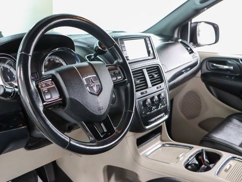 Used 2019 Dodge Grand Caravan SXT image 22