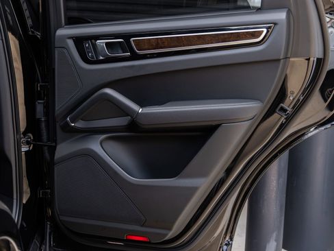 Certified 2023 Porsche Cayenne AWD/4WD image 38