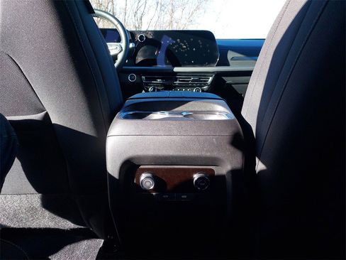 Used 2025 Chevrolet Traverse LT image 10