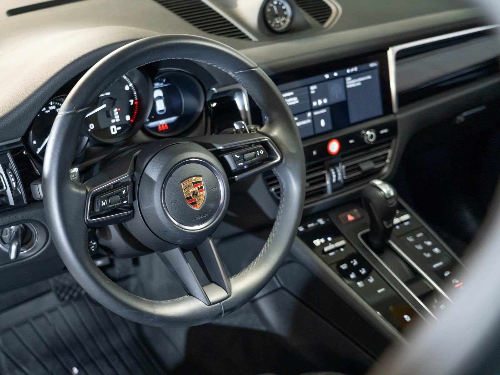 Certified 2023 Porsche Macan AWD/4WD image 16