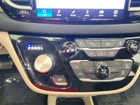 Used 2023 Chrysler Pacifica Touring-L FWD image 26