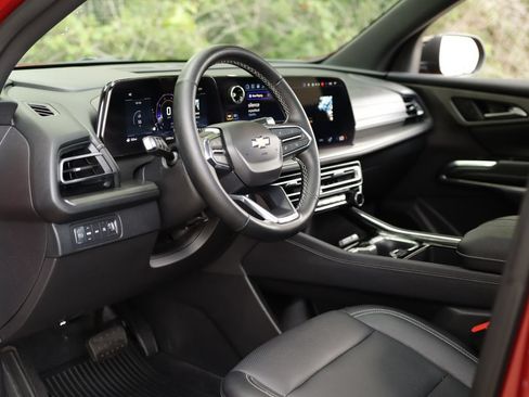 Used 2025 Chevrolet Traverse LT w/ Sun and Wheel Package AWD/4WD image 9