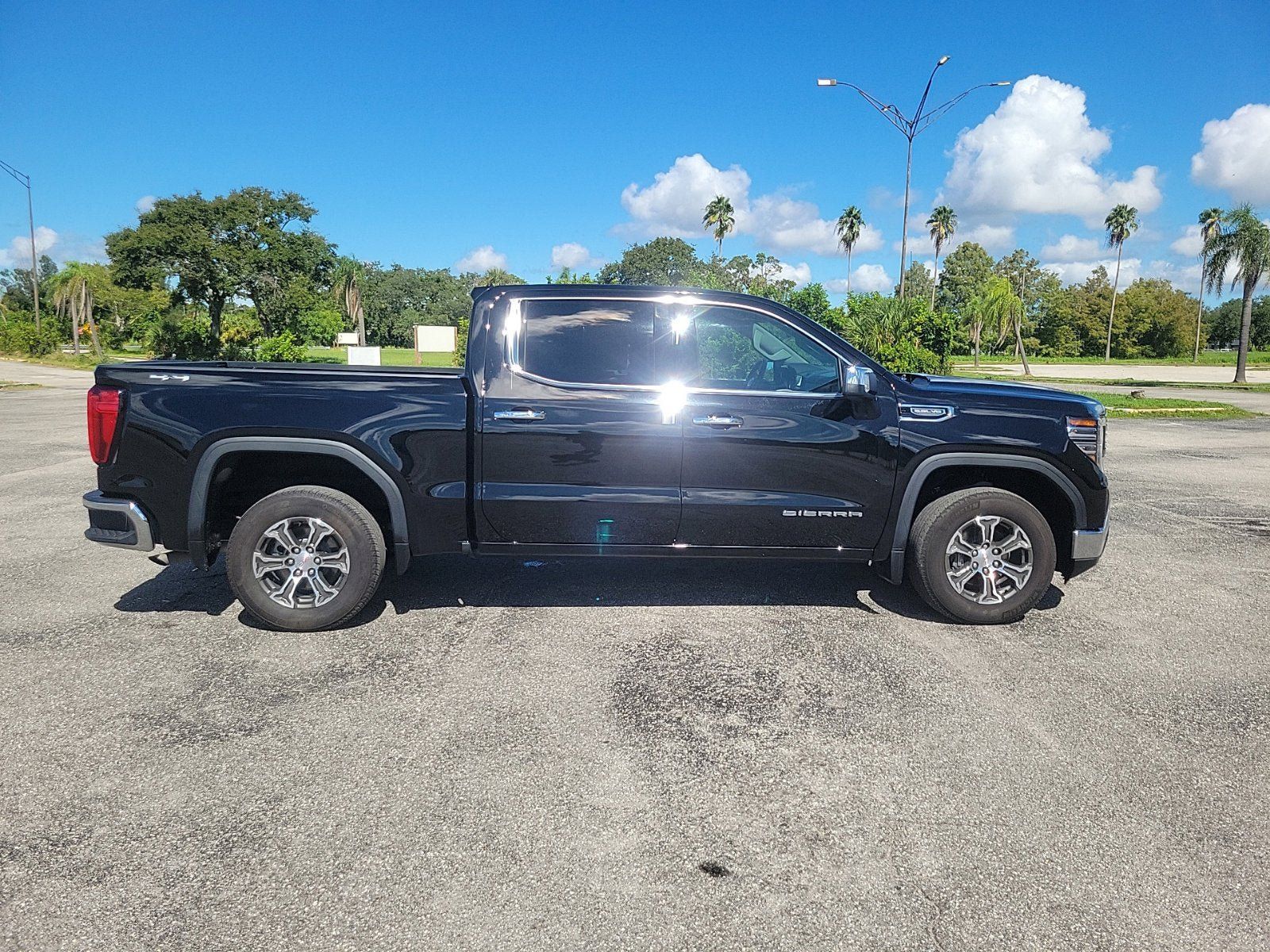 Certified 2025 GMC Sierra 1500 SLT AWD/4WD image 5