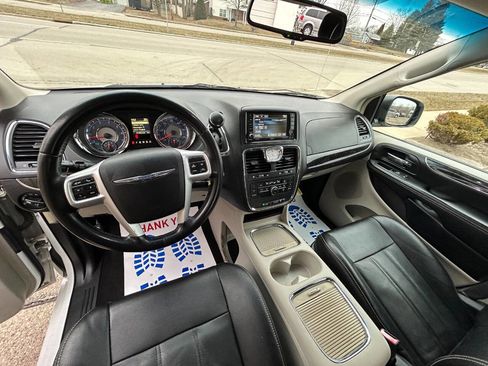 Used 2016 Chrysler Town & Country Touring image 21