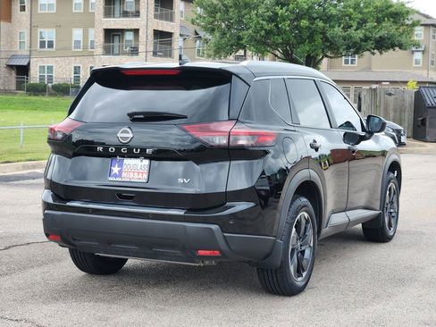 Used 2024 Nissan Rogue SV w/ SV Premium Package FWD image 3