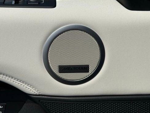 Used 2025 Land Rover Discovery S image 14