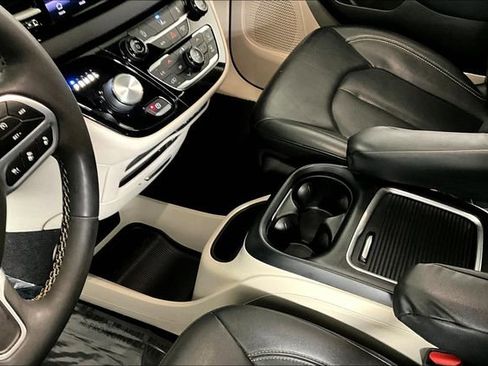 Used 2022 Chrysler Pacifica Touring-L image 16