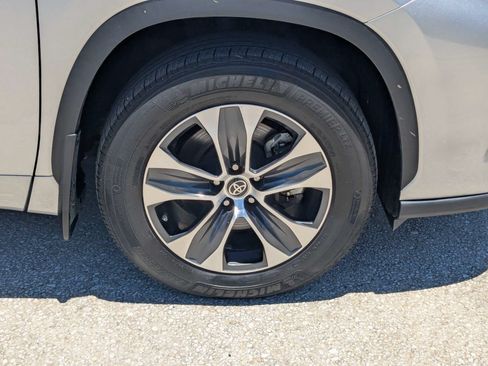 Used 2024 Toyota Highlander XLE AWD/4WD image 12
