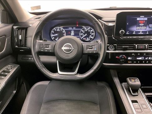 Certified 2024 Nissan Pathfinder SV image 3