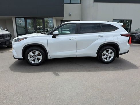 Used 2024 Toyota Highlander LE AWD/4WD image 2