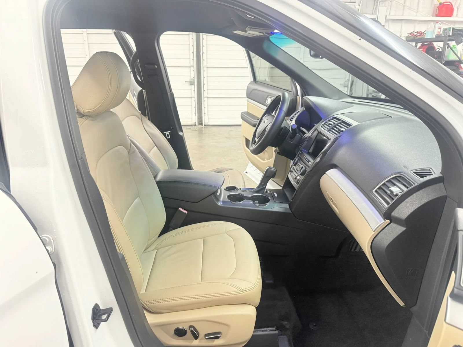 Used 2017 Ford Explorer XLT w/ Equipment Group 202A FWD image 23