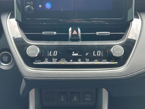 Used 2023 Toyota Corolla Cross XLE w/ Convenience Package FWD image 22