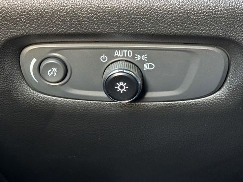 Used 2023 Chevrolet Traverse LT image 34