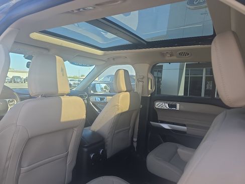 Used 2023 Ford Explorer Limited w/ Limited Technology Package image 18