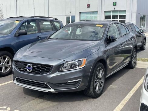 Used 2018 Volvo S60 T5 Cross Country Platinum image 2