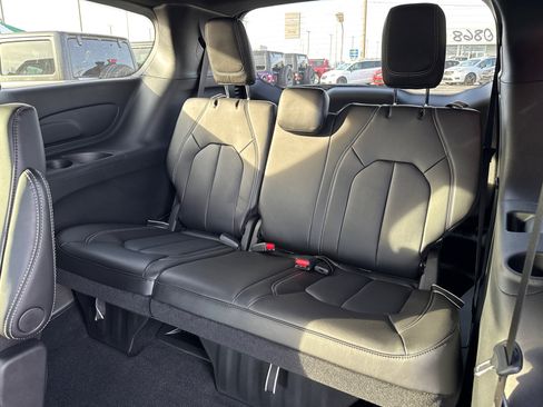 New 2026 Chrysler Pacifica Select image 6