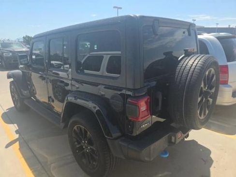 Used 2023 Jeep Wrangler Unlimited Sahara AWD/4WD image 3