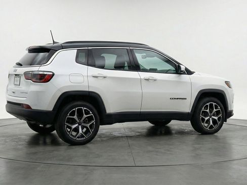 Used 2025 Jeep Compass Limited image 9