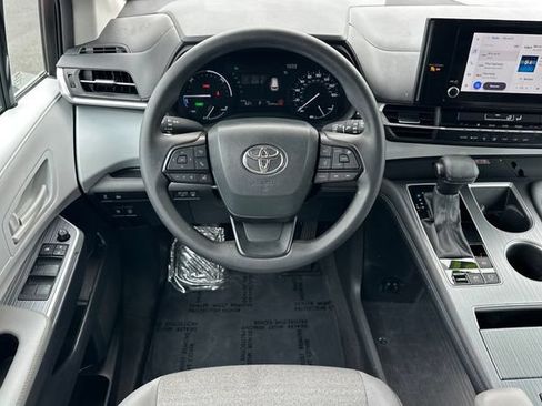 Used 2025 Toyota Sienna LE FWD image 18