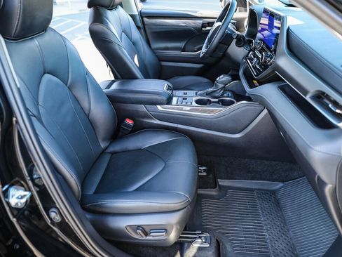 Certified 2025 Toyota Highlander Limited image 8