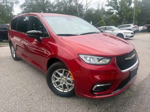 Used 2025 Chrysler Pacifica Select FWD image 6