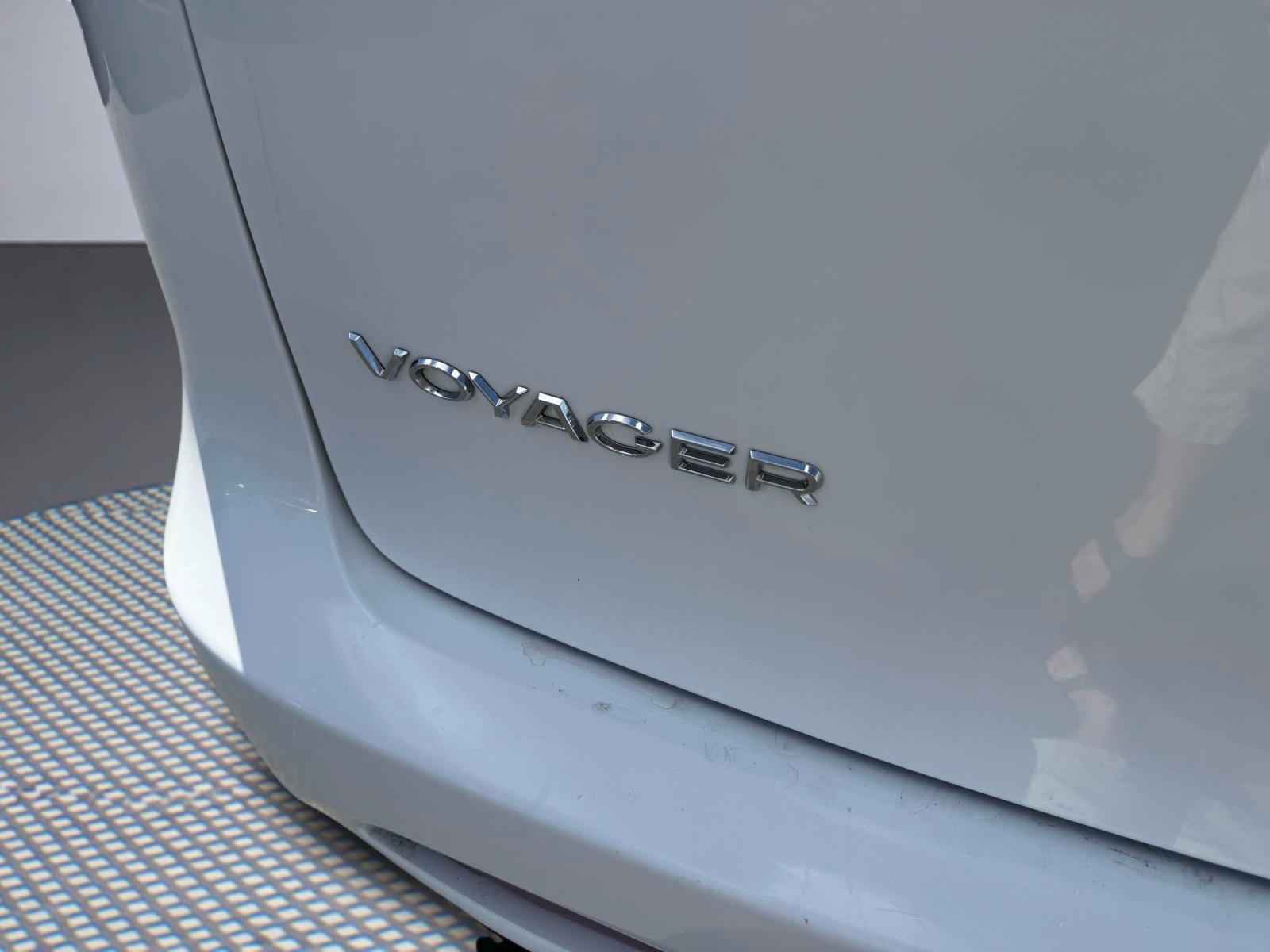 Used 2021 Chrysler Voyager Lxi FWD image 6