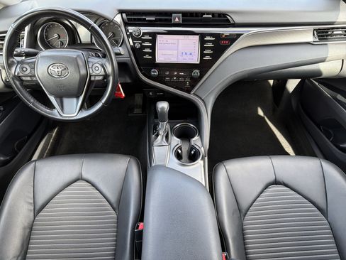 Used 2019 Toyota Camry SE FWD image 3