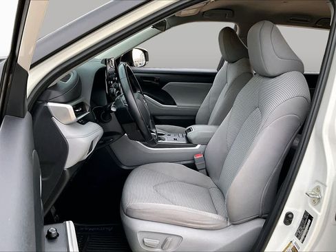 Used 2020 Toyota Highlander LE FWD image 8