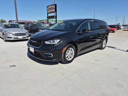 Used 2023 Chrysler Pacifica Touring-L FWD image 2