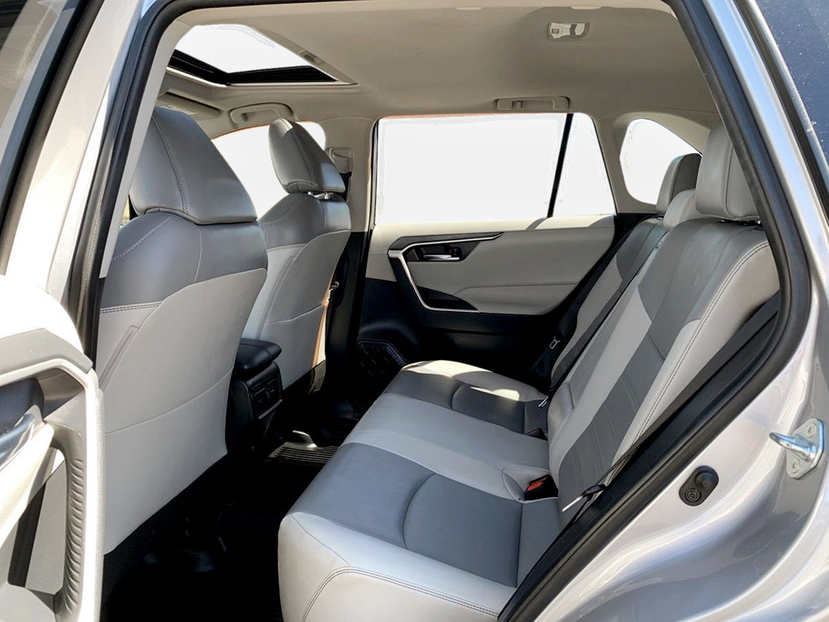 Used 2019 Toyota RAV4 XLE Premium FWD image 28