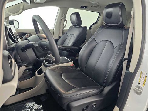 Used 2024 Chrysler Pacifica Touring-L FWD image 21