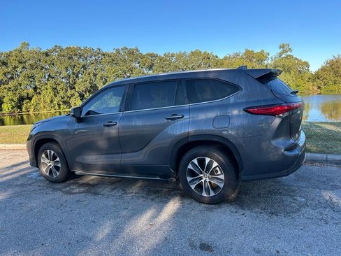 Used 2023 Toyota Highlander XLE image 3