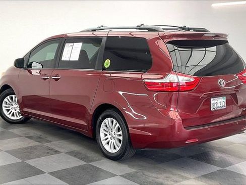 Used 2017 Toyota Sienna XLE Premium w/ Cargo Management Package FWD image 10
