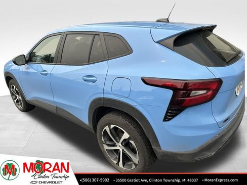 Used 2024 Chevrolet Trax RS w/ Sunroof Package FWD image 6