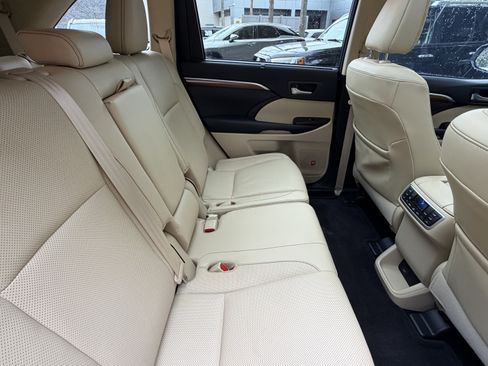 Used 2017 Toyota Highlander Limited Platinum FWD image 41