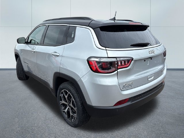 Used 2025 Jeep Compass Limited AWD/4WD image 3