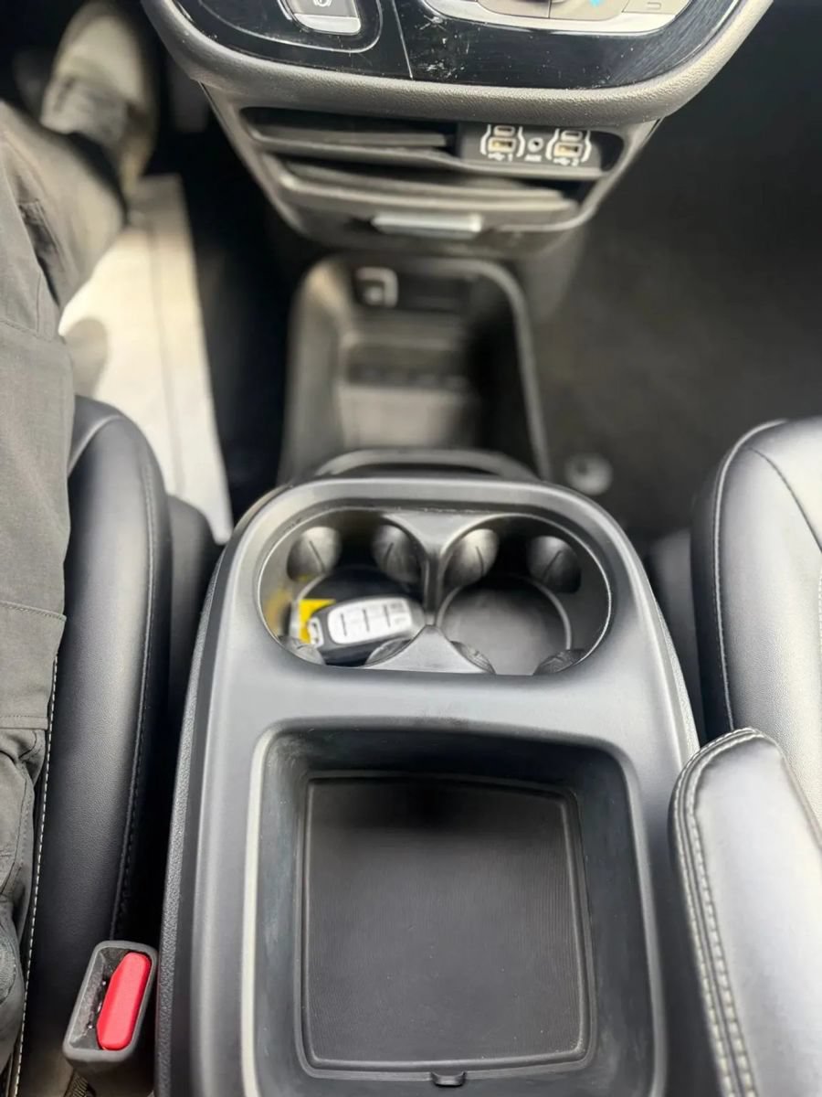 Used 2025 Chrysler Pacifica Select FWD image 16