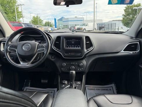 Used 2019 Jeep Cherokee Latitude Plus w/ Cold Weather Group AWD/4WD image 4