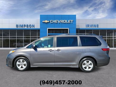 Used 2018 Toyota Sienna LE w/ Carpet Mat Package image 5