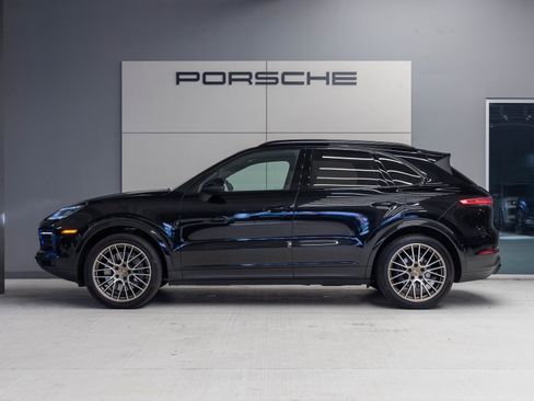 Certified 2022 Porsche Cayenne Platinum Edition image 2