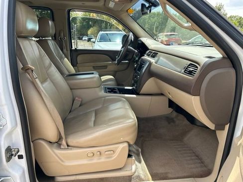 Used 2010 Chevrolet Suburban LT RWD image 11