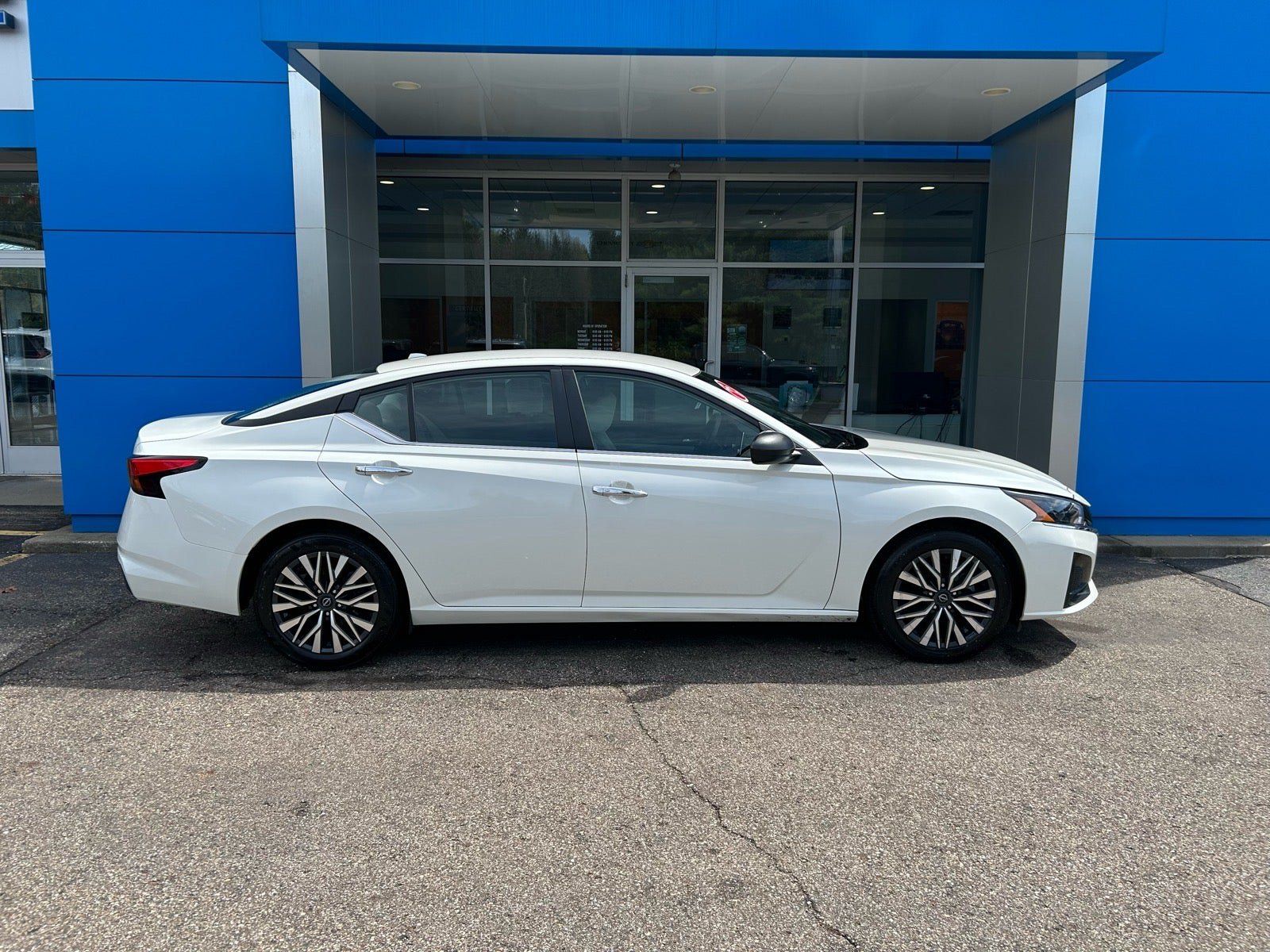 Used 2025 Nissan Altima 2.5 SV FWD image 4