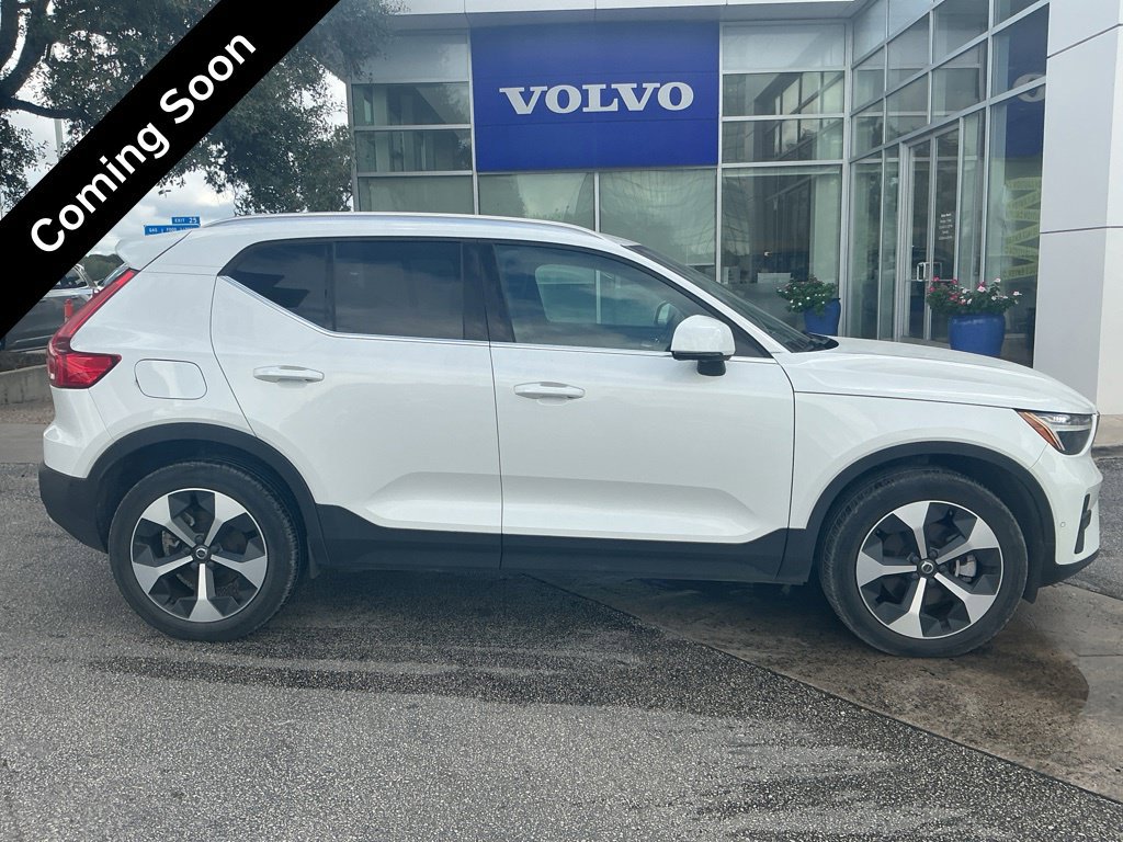 Certified 2025 Volvo XC40 B5 Plus AWD/4WD image 2