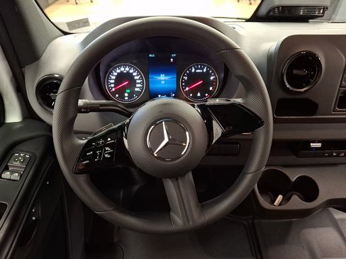 Used 2025 Mercedes-Benz Sprinter 2500 image 15