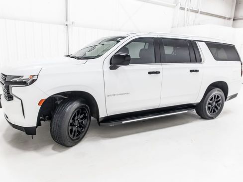 Used 2022 Chevrolet Suburban LT RWD image 3