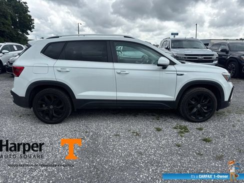 Used 2023 Volkswagen Taos SE w/ Panoramic Sunroof Package FWD image 6
