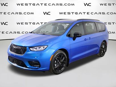 New 2026 Chrysler Pacifica Limited w/ Uconnect Theater Family Group